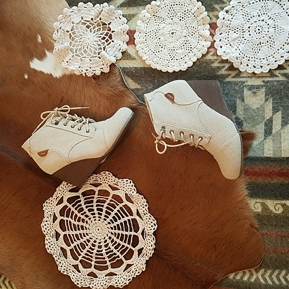 Shoes - NWT 🎉Host Pick🎉 Chelsee Girl Brand Cream Wedges